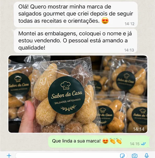 Aluna mostra a marca própria de salgados que criou, com embalagem e rótulo