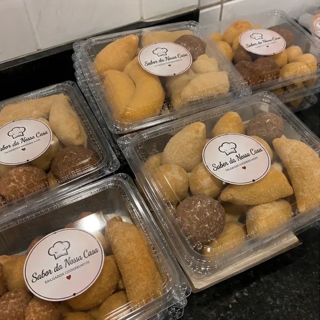 Bandejas de salgados congelados sortidos, embaladas e rotuladas